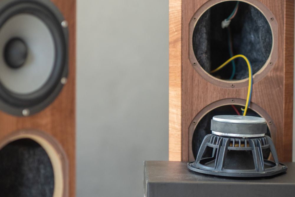 Wnętrze kolumny głośnikowej