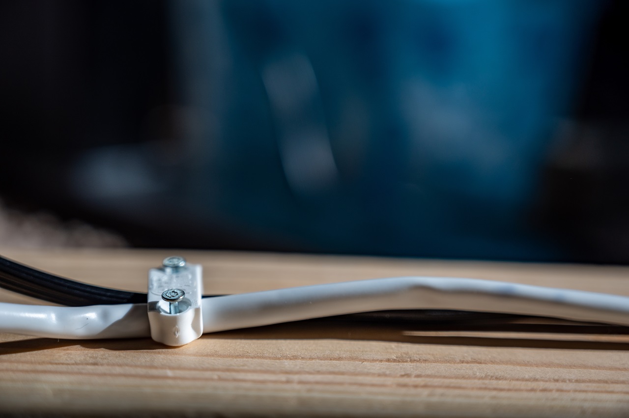 Jak przymocować kabel do ściany?