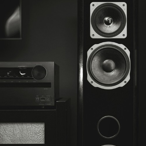 Jak poprawnie podłączyć kable głośnikowe? Podłączenie głośnika krok po kroku.