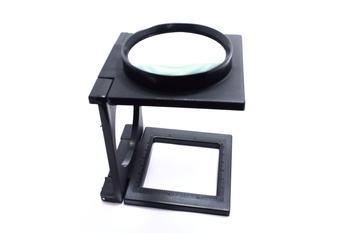 LUPA SKŁADANA 75mm 3x NA PODSTAWCE